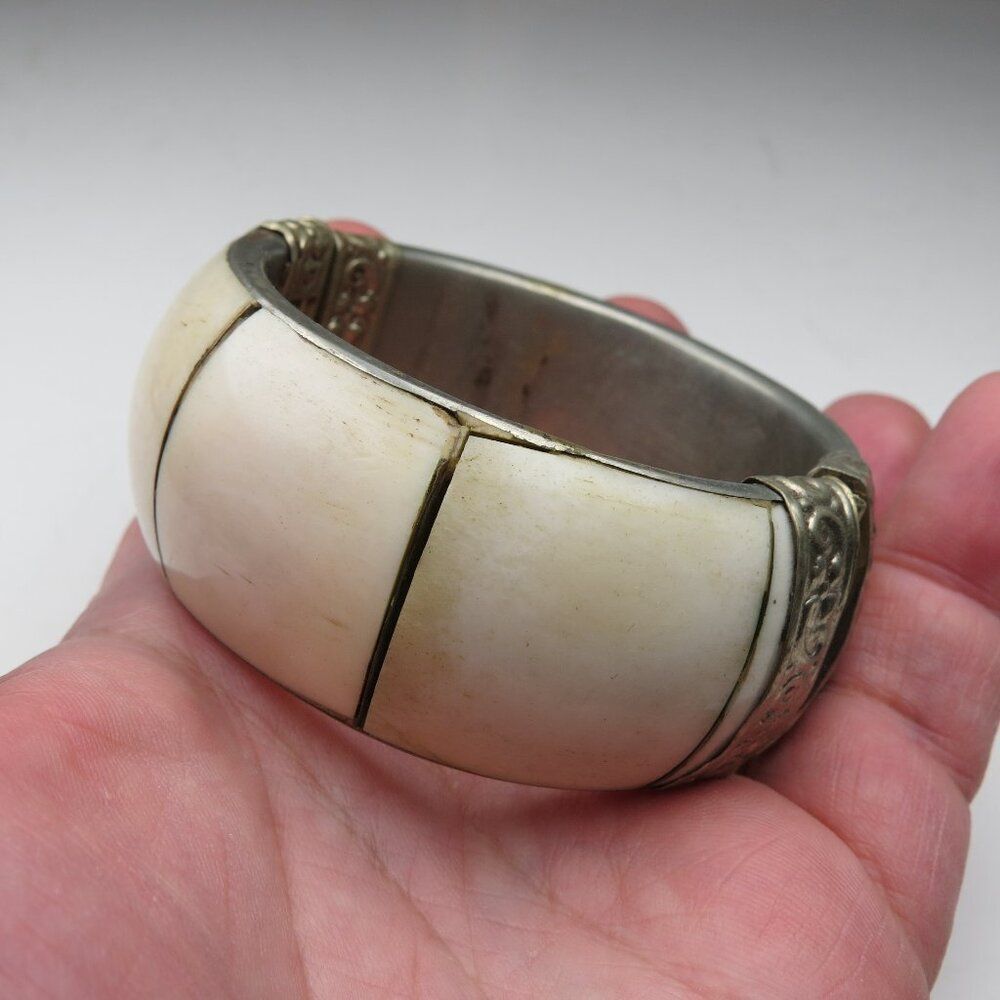 Ivory white resin Bangle Vintage